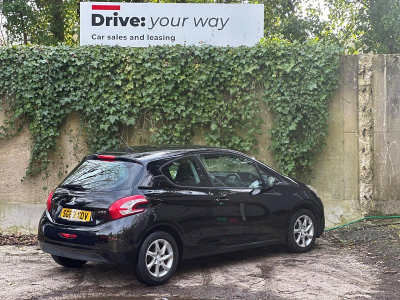 PEUGEOT 208
