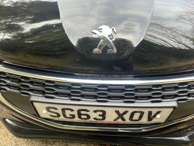 PEUGEOT 208
